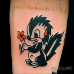 Фото татуировки со скунсом 28.03.2021 №065 - Skunk tattoo - tatufoto.com
