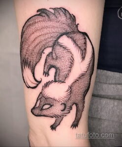 Фото тату на предплечье: динамичный скунс, выполненный в технике dotwork с использованием множества точек для создания объема и текстуры. Сложный рисунок татуировки.