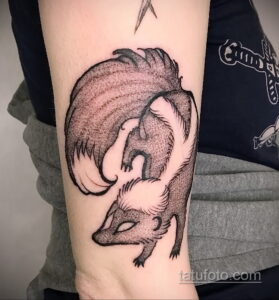 Фото тату на предплечье: динамичный скунс, выполненный в технике dotwork с использованием множества точек для создания объема и текстуры. Сложный рисунок татуировки.