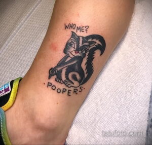 Фото татуировки сквонка с надписью "Who me? Poopers". Забавный рисунок татуировки на ноге, выполненный в стиле традиционной татуировки.
