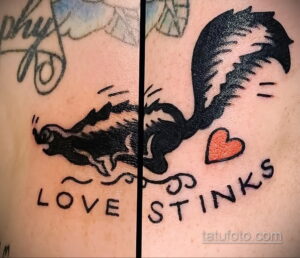 Фото тату скунса с надписью 'Love Stinks' на теле. Черно-красный рисунок с юмористическим подтекстом.