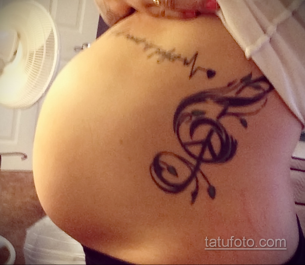 Тату беременности можно. Беременные с тату. Фотосессия беременной с татуировками. Беременной девушке делают Татуировки.