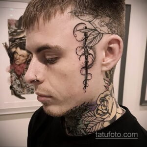 Фото тату в стиле Blackwork на лице мужчины. Изображение змеи, обвивающей медицинский символ, выполнено черными линиями и точками.