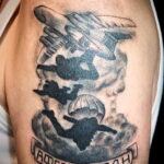 Фото интересного рисунка мужской тату 05.04.2021 №178 - male tattoo - tatufoto.com