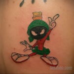 Фото тату: яркая и забавная татуировка Марвина-инопланетянина из мультфильма Looney Tunes. Детский рисунок татуировки.