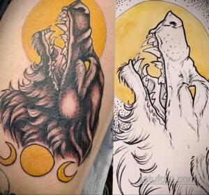 Фото татуировки волка, воющего на луну. Изображение выполнено в ярких цветах с использованием желтых и черных оттенков, в стиле неотерадишнл.