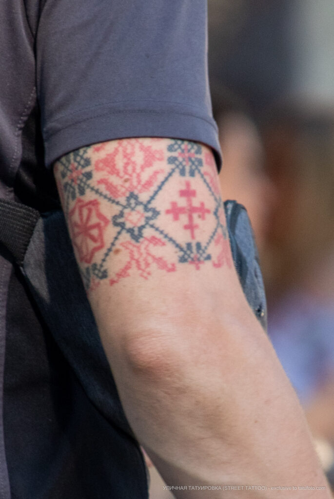Народные – национальные узоры в тату на руке мужчины – Фото Уличная тату (street tattoo) № 13 – 27.06.2021 2