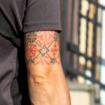 Народные – национальные узоры в тату на руке мужчины – Фото Уличная тату (street tattoo) № 13 – 27.06.2021 4