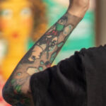 Рукав тату в стиле олд-скул – цветной на левой руке девушки с портретом девушки и надписями – Фото Уличная тату (street tattoo) № 13 – 27.06.2021 4