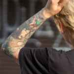 Рукав тату в стиле олд-скул – цветной на левой руке девушки с портретом девушки и надписями – Фото Уличная тату (street tattoo) № 13 – 27.06.2021 5
