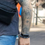 Славянские тату с символами и лесом на руках мужчины – Фото Уличная тату (street tattoo) № 13 – 27.06.2021 3