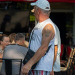 Старая армейская тату с факелом, надписью и птицей на левом плече пожилого мужчины – Фото Уличная тату (street tattoo) № 13 – 27.06.2021 1