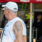 Старая армейская тату с факелом, надписью и птицей на левом плече пожилого мужчины – Фото Уличная тату (street tattoo) № 13 – 27.06.2021 2