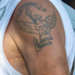 Старая армейская тату с факелом, надписью и птицей на левом плече пожилого мужчины – Фото Уличная тату (street tattoo) № 13 – 27.06.2021 3