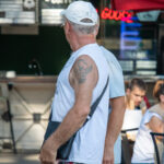 Старая армейская тату с факелом, надписью и птицей на левом плече пожилого мужчины – Фото Уличная тату (street tattoo) № 13 – 27.06.2021 4