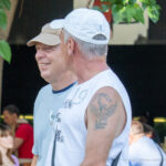 Старая армейская тату с факелом, надписью и птицей на левом плече пожилого мужчины – Фото Уличная тату (street tattoo) № 13 – 27.06.2021 6