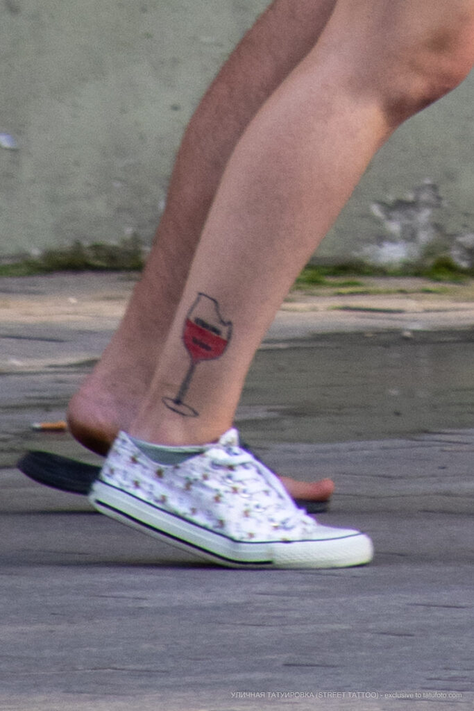Тату бокал красного вина внизу ноги у девушки – Фото Уличная тату (street tattoo) № 13 – 27.06.2021 1