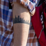 Тату браслет на руке парня с силуэтом города и домов – Фото Уличная тату (street tattoo) № 13 – 27.06.2021 2