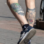 Тату воин казак и сова внизу ног парня – Фото Уличная тату (street tattoo) № 13 – 27.06.2021 1