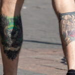 Тату воин казак и сова внизу ног парня – Фото Уличная тату (street tattoo) № 13 – 27.06.2021 2
