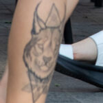 Тату волк на правой ноге девушки – Фото Уличная тату (street tattoo) № 13 – 27.06.2021 2
