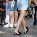 Тату волк на правой ноге девушки – Фото Уличная тату (street tattoo) № 13 – 27.06.2021 4