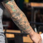 Тату глаз девушки и часы в рукаве на руке правой у парня – Фото Уличная тату (street tattoo) № 13 – 27.06.2021 3
