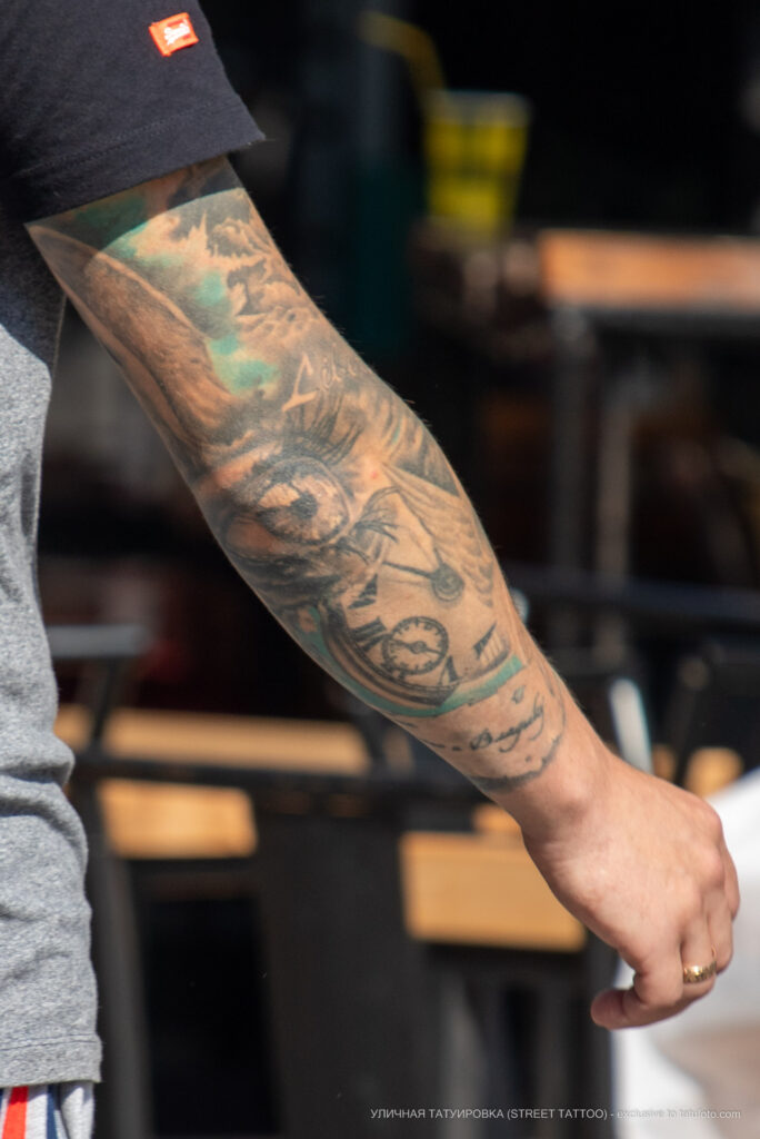 Тату глаз девушки и часы в рукаве на руке правой у парня – Фото Уличная тату (street tattoo) № 13 – 27.06.2021 3