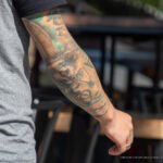 Тату глаз девушки и часы в рукаве на руке правой у парня – Фото Уличная тату (street tattoo) № 13 – 27.06.2021 5