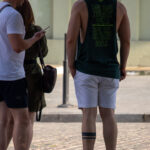 Тату две полосы браслетом внизу левой ноги парня – Фото Уличная тату (street tattoo) № 13 – 27.06.2021 1