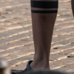 Тату две полосы браслетом внизу левой ноги парня – Фото Уличная тату (street tattoo) № 13 – 27.06.2021 2
