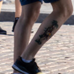 Тату девушка под пальмой – рисунок на ноге мужчины – Фото Уличная тату (street tattoo) № 13 – 27.06.2021 4