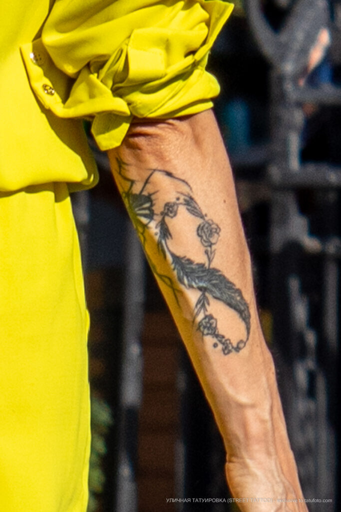 Тату знак бесконечности из пера и цветов на правой руке девушки – Фото Уличная тату (street tattoo) № 13 – 27.06.2021 4