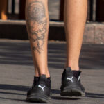 Тату компас с картой и надписями внизу ноги парня – Фото Уличная тату (street tattoo) № 13 – 27.06.2021 2