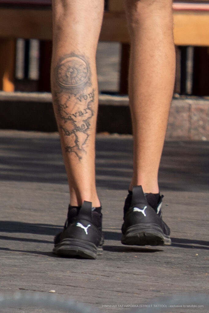 Тату компас с картой и надписями внизу ноги парня – Фото Уличная тату (street tattoo) № 13 – 27.06.2021 2