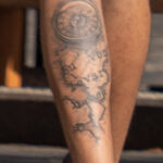 Тату компас с картой и надписями внизу ноги парня – Фото Уличная тату (street tattoo) № 13 – 27.06.2021 3