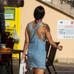 Тату круг с цветами и узорами на спине девушки – Фото Уличная тату (street tattoo) № 13 – 27.06.2021 2