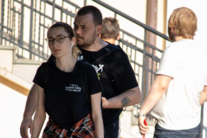 Фото тату: Небольшой рисунок карпа кои в традиционном японском стиле на внутренней стороне предплечья. Изящный эскиз татуировки для любителей восточной культуры.