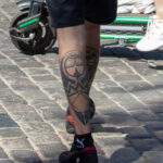Тату маори узоры на икрах парня – Фото Уличная тату (street tattoo) № 13 – 27.06.2021 3