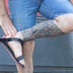 Тату маори узоры на левой ноге парня – Фото Уличная тату (street tattoo) № 13 – 27.06.2021 3