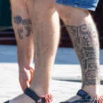 Тату маори узоры на левой ноге парня – Фото Уличная тату (street tattoo) № 13 – 27.06.2021 5