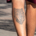 Тату морда волка на левой икре парня – Фото Уличная тату (street tattoo) № 13 – 27.06.2021 2