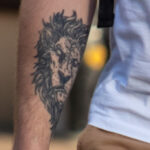 Тату морда льва на правой руке у парня – Фото Уличная тату (street tattoo) № 13 – 27.06.2021 3