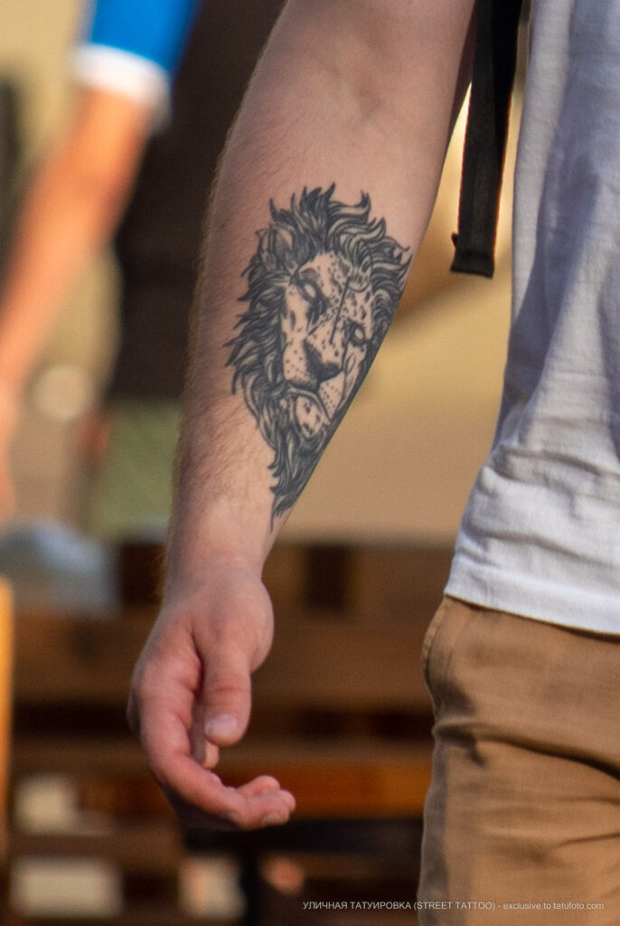 Тату морда льва на правой руке у парня – Фото Уличная тату (street tattoo) № 13 – 27.06.2021 8