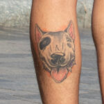 Тату морда собаки на левой ноге парня – Фото Уличная тату (street tattoo) № 13 – 27.06.2021 3