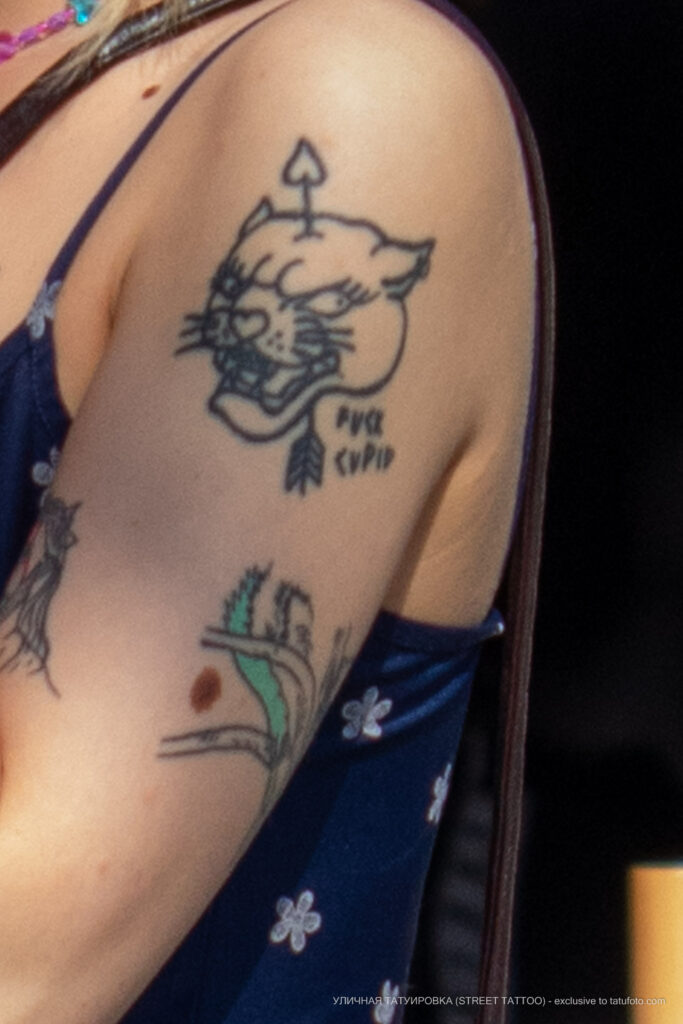 Тату на плече девушки стрела в голове тигра и надпись FUCK CUPID – Фото Уличная тату (street tattoo) № 13 – 27.06.2021 3