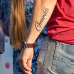 Тату надпись ГЕНРИХ на левой руке парня – Фото Уличная тату (street tattoo) № 13 – 27.06.2021 4