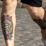 Тату парусник и маяк на голени у парня – Фото Уличная тату (street tattoo) № 13 – 27.06.2021 3