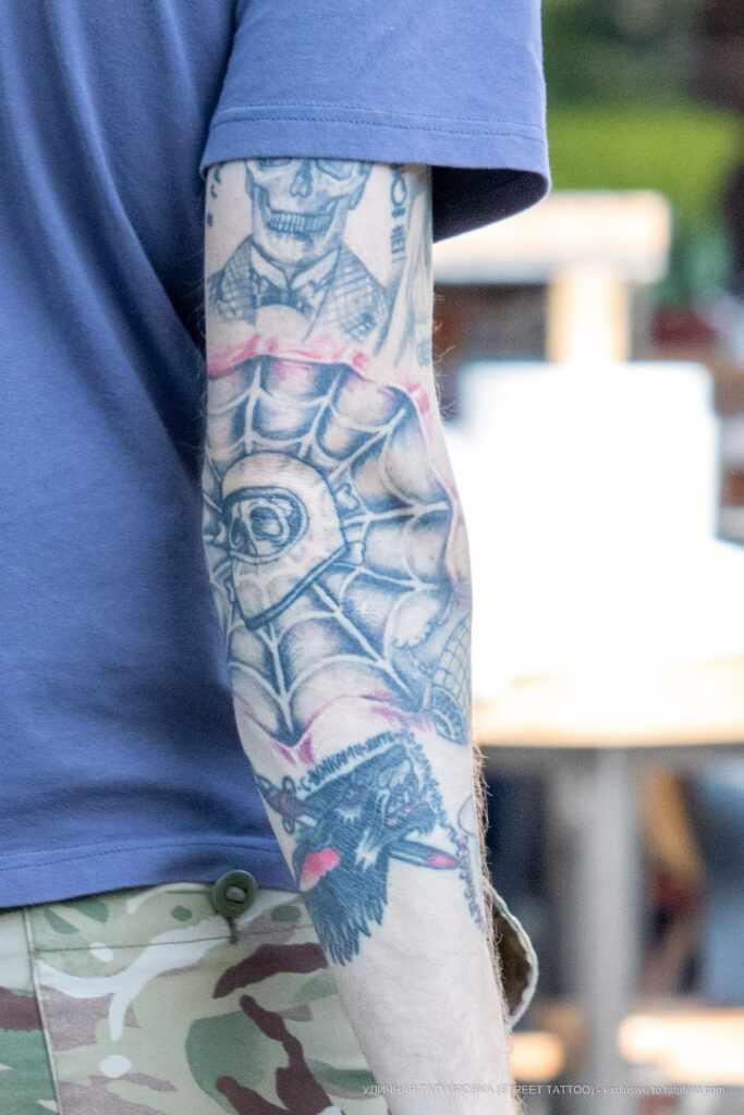 Тату паутина со скелетом на правой руке парня – Фото Уличная тату (street tattoo) № 13 – 27.06.2021 2