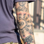 Тату паутина со скелетом на правой руке парня – Фото Уличная тату (street tattoo) № 13 – 27.06.2021 7
